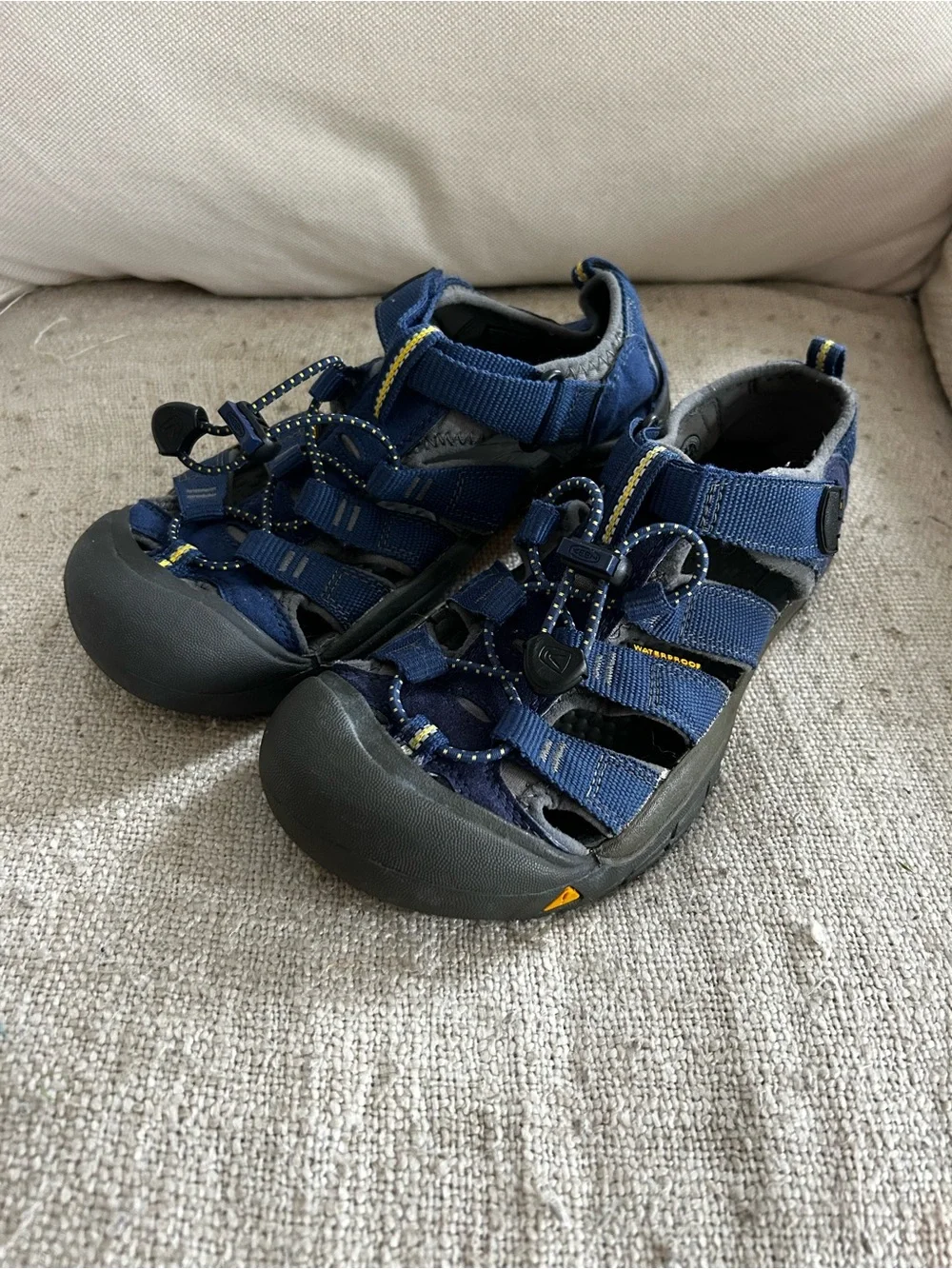 Keen Newport navy blue size 4